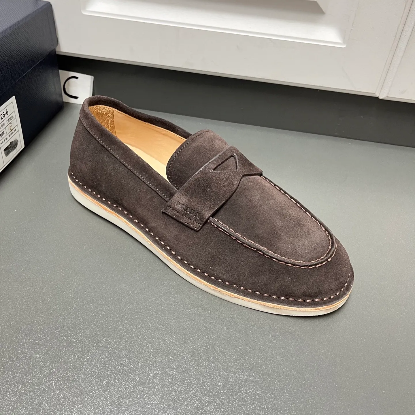 💰840 Prada men’s new suede leather loafers. Made of flocked cow second-layer leather, they combine classic design with handmade details, blending sophistication with casual comfort. Hot-stamped logo on the outside, topstitched seams on the skirt, 1.5cm white rubber sole with leather welt, dyed calfskin lining, silver-labeled cowhide feet, simple and elegant style, comes with a full set of original packaging dust bag! C leather shoe size: 39/40/41/42/43/44 brown color welcome to order